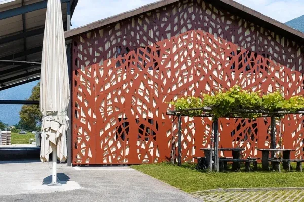 Perforerad fasad med trädinspirerad design
