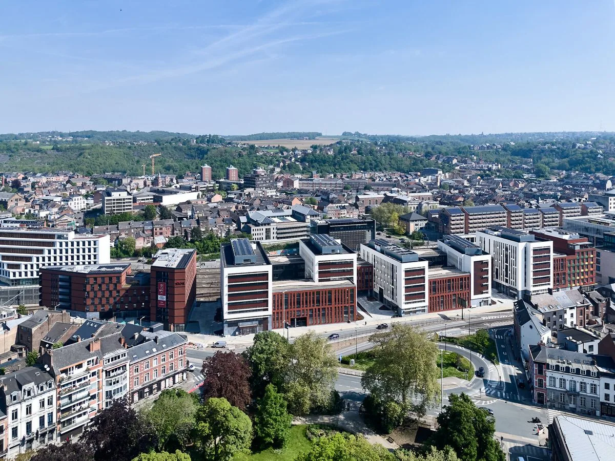 AXS Namur, Belgien, fasad i SANDEQ Sintera Compact Stone XL